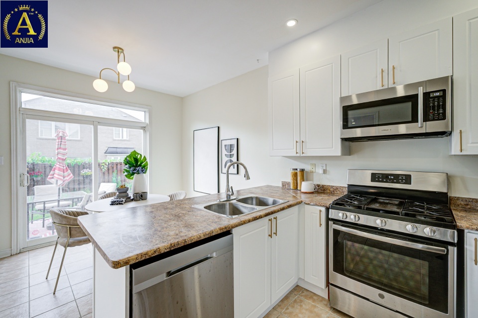 Canada, 4 Bedrooms Bedrooms, ,4 BathroomsBathrooms,Detached House,Features Listing,2209