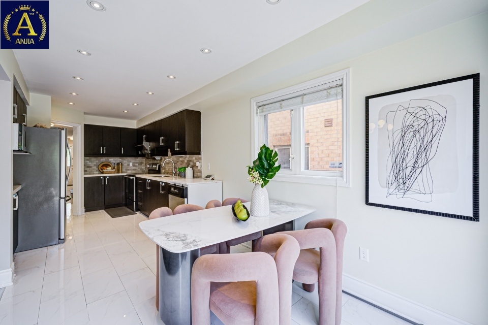 Canada, 4 Bedrooms Bedrooms, ,4 BathroomsBathrooms,Semi-Detached House,Features Listing,2217