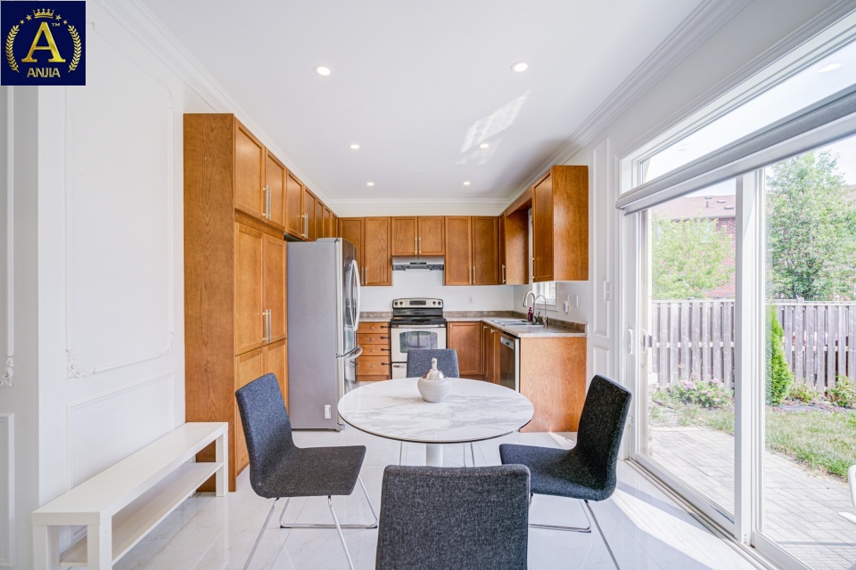 Canada, 4 Bedrooms Bedrooms, ,5 BathroomsBathrooms,Detached House,Features Listing,2220