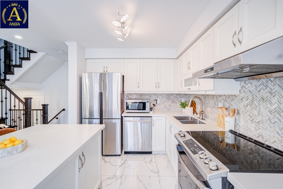 Canada, 4 Bedrooms Bedrooms, ,3 BathroomsBathrooms,Townhouse,Features Listing,2225