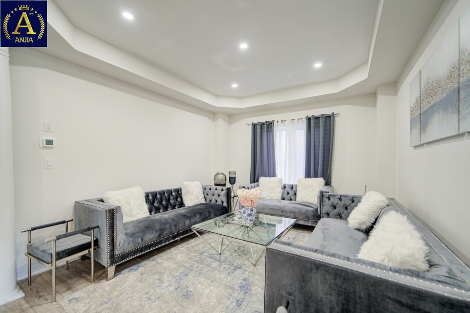 Canada, 8 Bedrooms Bedrooms, ,6 BathroomsBathrooms,Detached House,Features Listing,2236