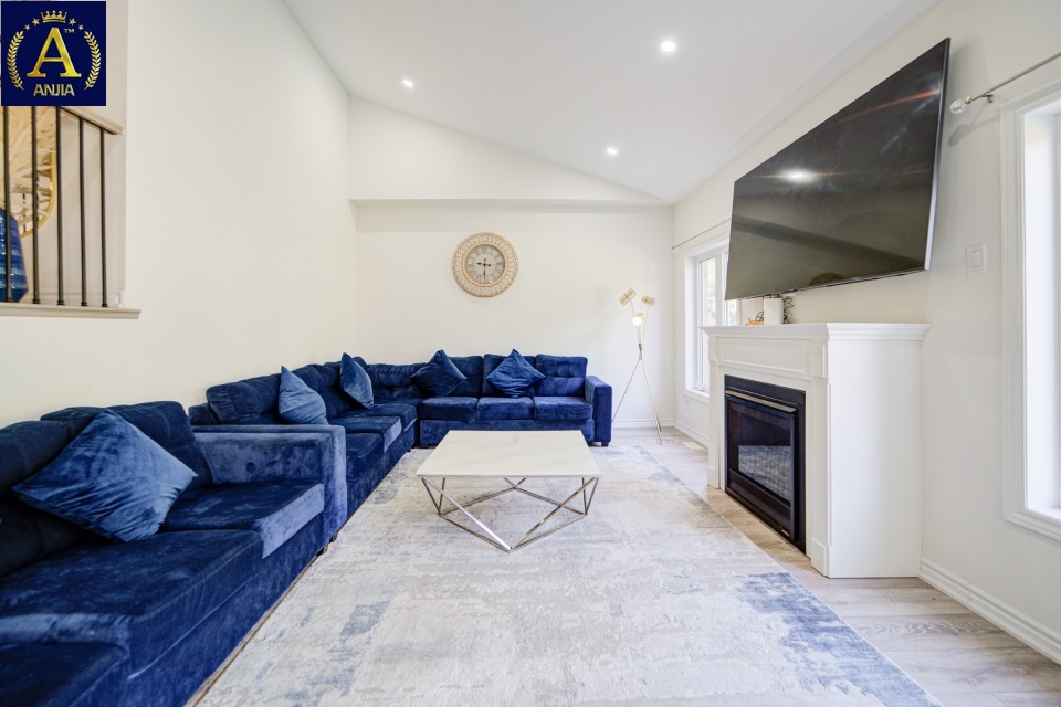 Canada, 8 Bedrooms Bedrooms, ,6 BathroomsBathrooms,Detached House,Features Listing,2236