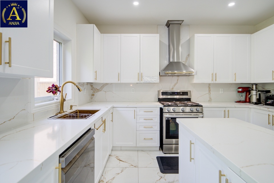 Canada, 8 Bedrooms Bedrooms, ,6 BathroomsBathrooms,Detached House,Features Listing,2236