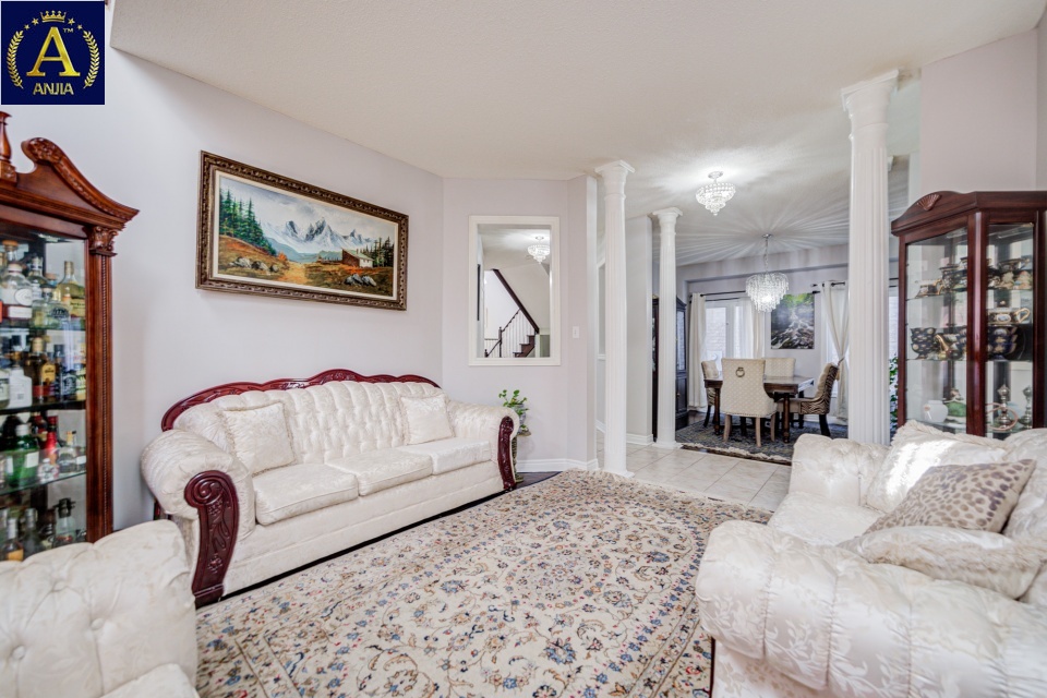 Canada, 5 Bedrooms Bedrooms, ,4 BathroomsBathrooms,Detached House,Features Listing,2243
