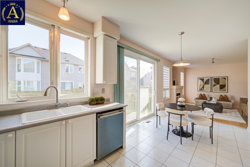 Canada, 4 Bedrooms Bedrooms, ,3 BathroomsBathrooms,Detached House,Features Listing,2259