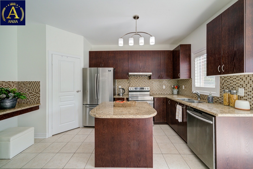 Canada, 5 Bedrooms Bedrooms, ,4 BathroomsBathrooms,Detached House,Features Listing,2262