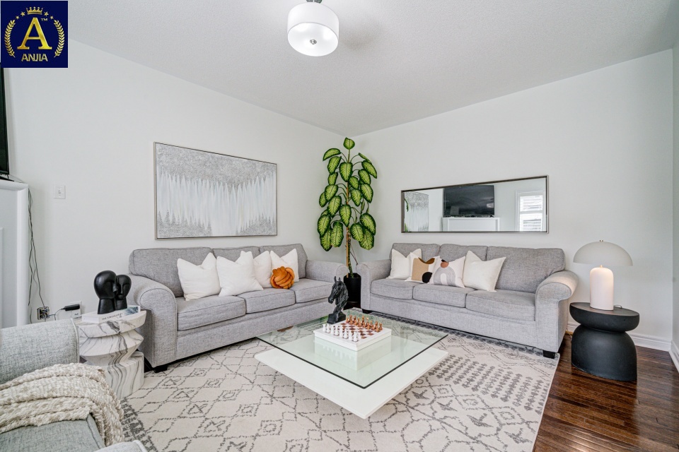 Canada, 5 Bedrooms Bedrooms, ,4 BathroomsBathrooms,Detached House,Features Listing,2262