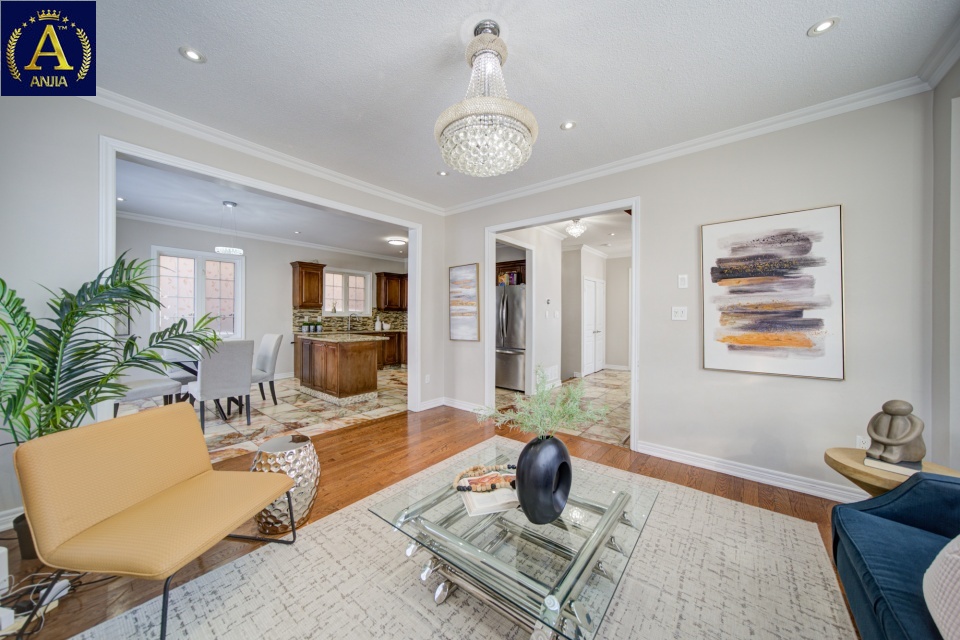 Canada, 6 Bedrooms Bedrooms, ,5 BathroomsBathrooms,Detached House,Features Listing,2298