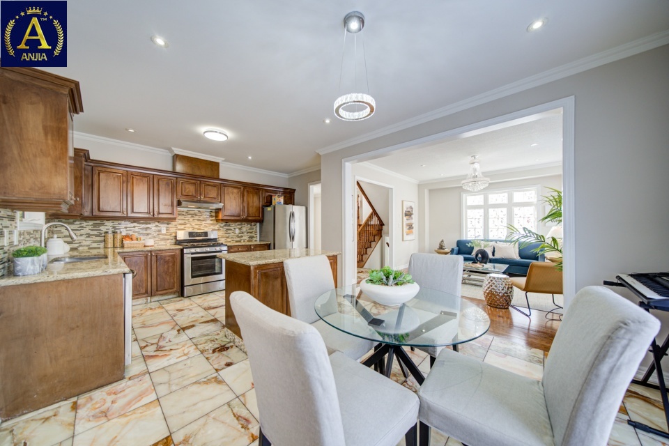 Canada, 6 Bedrooms Bedrooms, ,5 BathroomsBathrooms,Detached House,Features Listing,2298