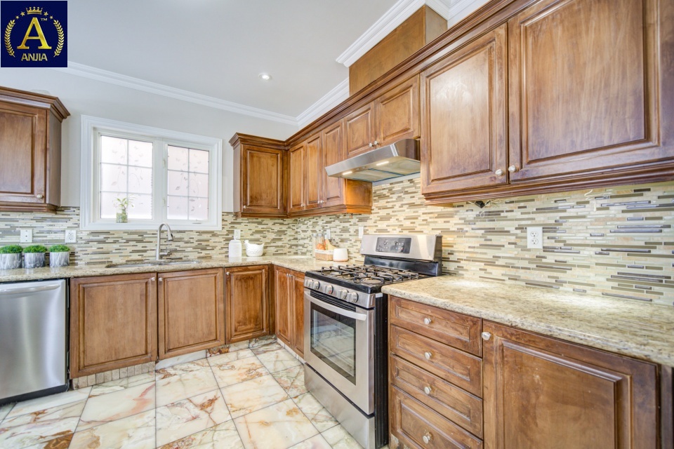 Canada, 6 Bedrooms Bedrooms, ,5 BathroomsBathrooms,Detached House,Features Listing,2298