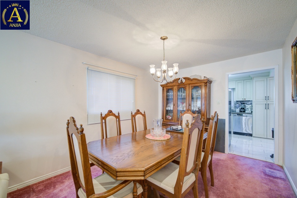 Canada, 6 Bedrooms Bedrooms, ,4 BathroomsBathrooms,Detached House,Features Listing,2326