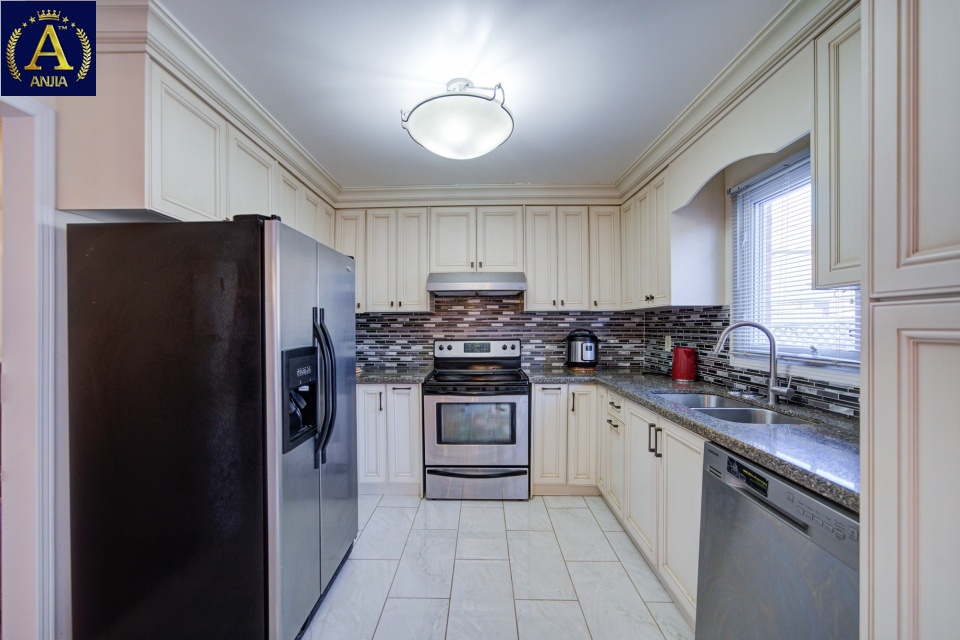 Canada, 6 Bedrooms Bedrooms, ,4 BathroomsBathrooms,Detached House,Features Listing,2326