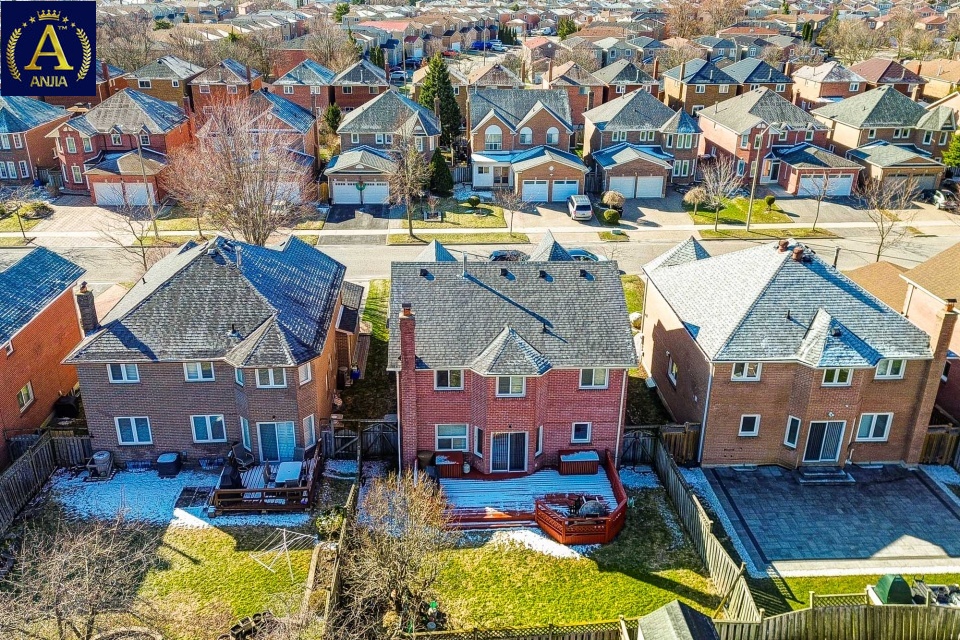 Canada, 6 Bedrooms Bedrooms, ,4 BathroomsBathrooms,Detached House,Features Listing,2326