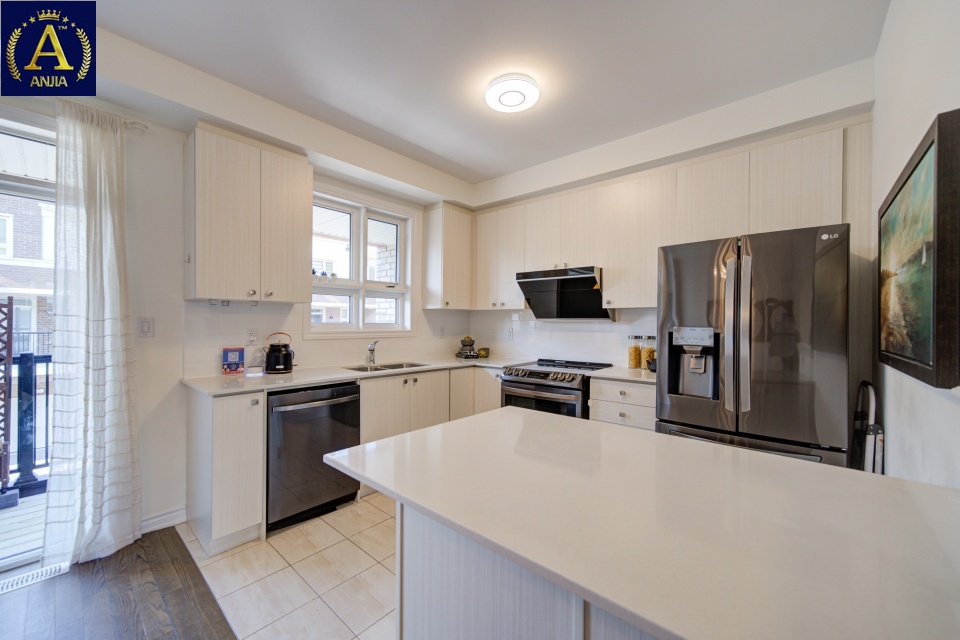 Canada, 4 Bedrooms Bedrooms, ,3 BathroomsBathrooms,Townhouse,Features Listing,2329