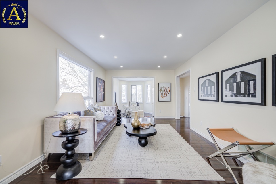 Canada, 6 Bedrooms Bedrooms, ,4 BathroomsBathrooms,Detached House,Features Listing,2330