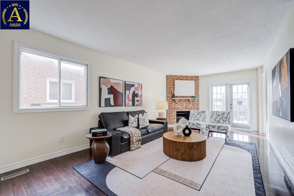 Canada, 6 Bedrooms Bedrooms, ,4 BathroomsBathrooms,Detached House,Features Listing,2330