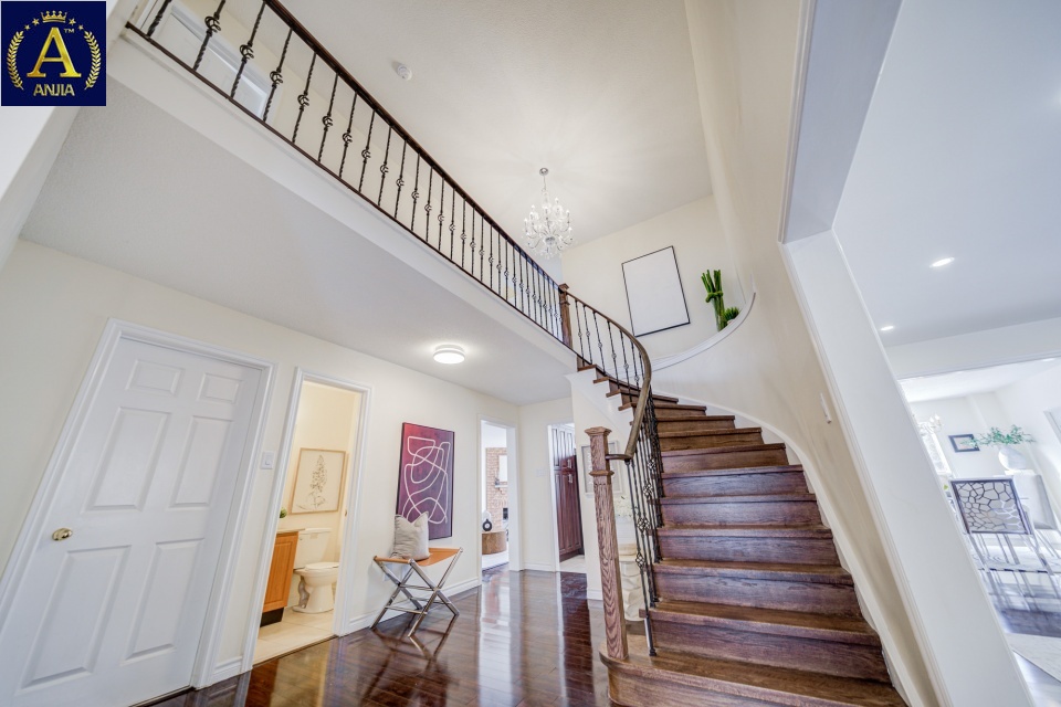 Canada, 6 Bedrooms Bedrooms, ,4 BathroomsBathrooms,Detached House,Features Listing,2330