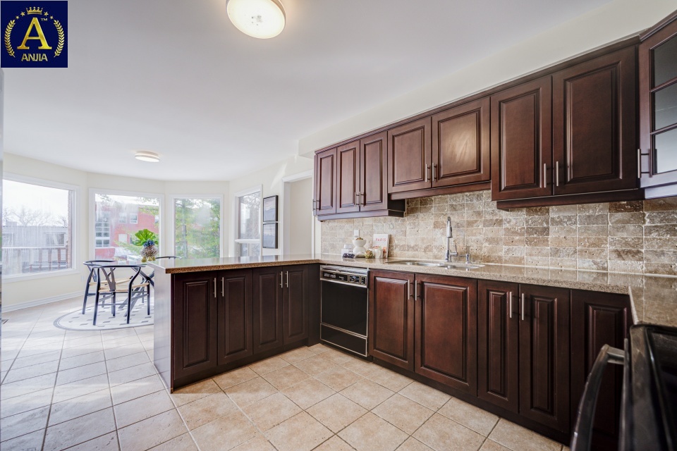 Canada, 6 Bedrooms Bedrooms, ,4 BathroomsBathrooms,Detached House,Features Listing,2330